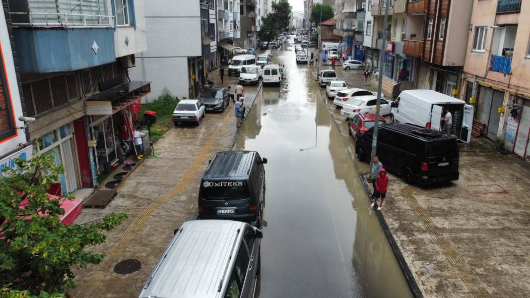 Fatsa’yı sağanak vurdu! Yollar göle döndü, iş yerleri ve araçlar sular altında kaldı 6